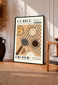 Mockup im schwarzen Rahmen auf einem sonnigen Boden neben einem kleinen Stuhl: Italienisches Kaffeemotiv mit Tassen von oben, Siebträger, braunem Karo, cremefarbenem Rand sowie COFFEE, 1992 und MADE IN ITALY.