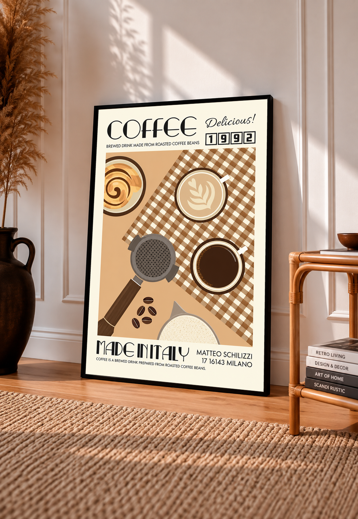 Mockup im schwarzen Rahmen auf einem sonnigen Boden neben einem kleinen Stuhl: Italienisches Kaffeemotiv mit Tassen von oben, Siebträger, braunem Karo, cremefarbenem Rand sowie COFFEE, 1992 und MADE IN ITALY.