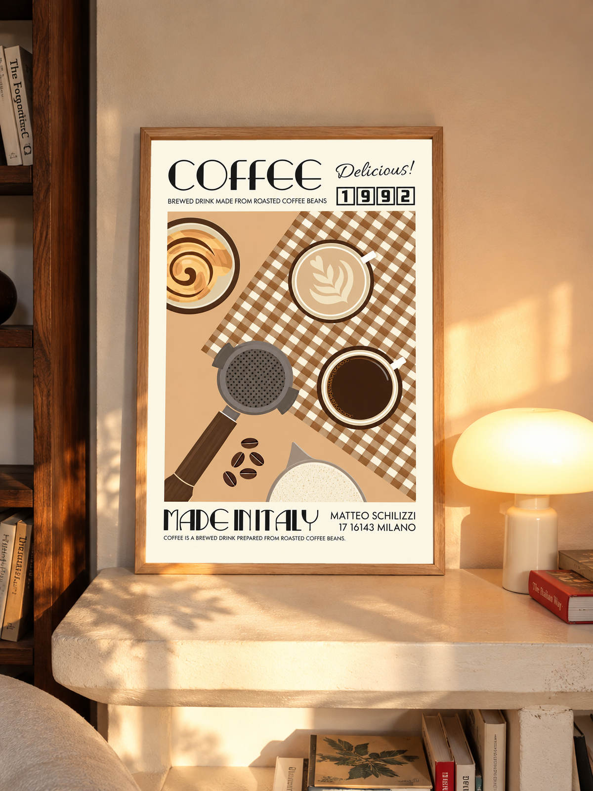 Mockup im Eichenrahmen auf einem Regal neben einer leuchtenden Tischlampe: Italienisches Kaffeemotiv mit Tassen von oben, Siebträger, braunem Karo, cremefarbenem Rand sowie COFFEE, 1992 und MADE IN ITALY.