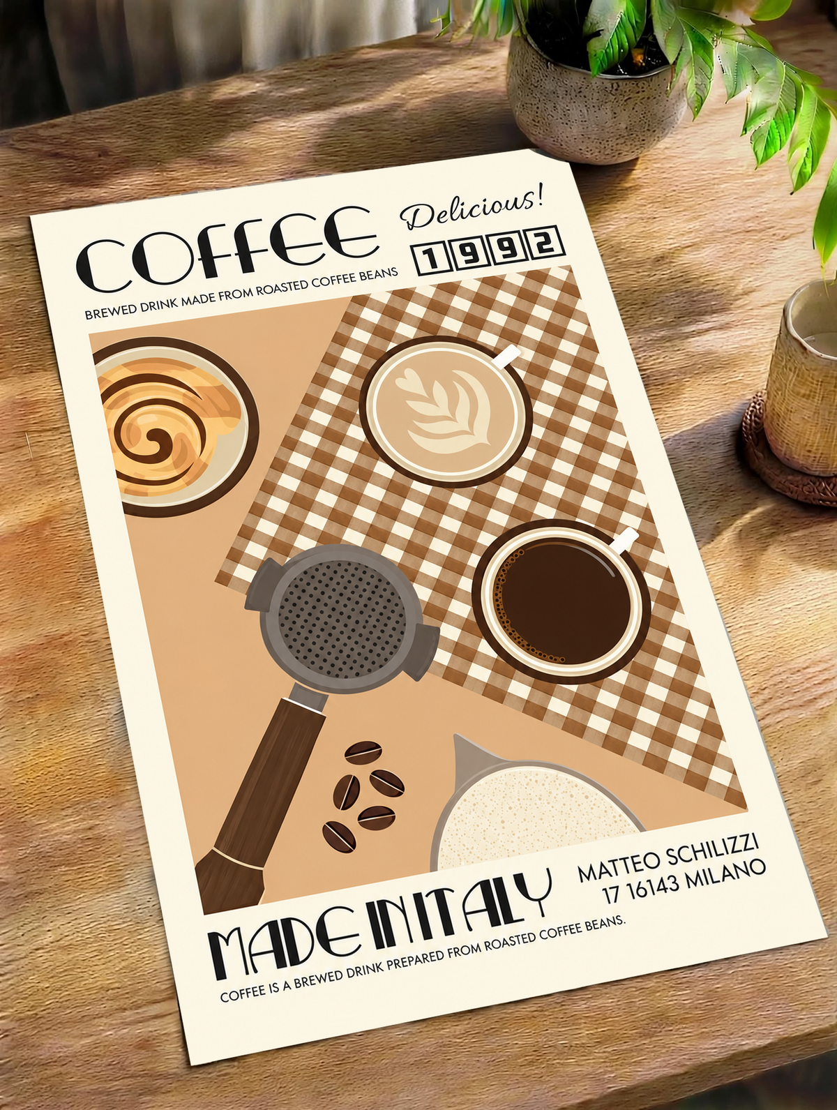 Mockup eines ungerahmten Posters auf einem Holztisch im Tageslicht: Italienisches Kaffeemotiv mit Tassen von oben, Siebträger, braunem Karo, cremefarbenem Rand sowie COFFEE, 1992 und MADE IN ITALY.
