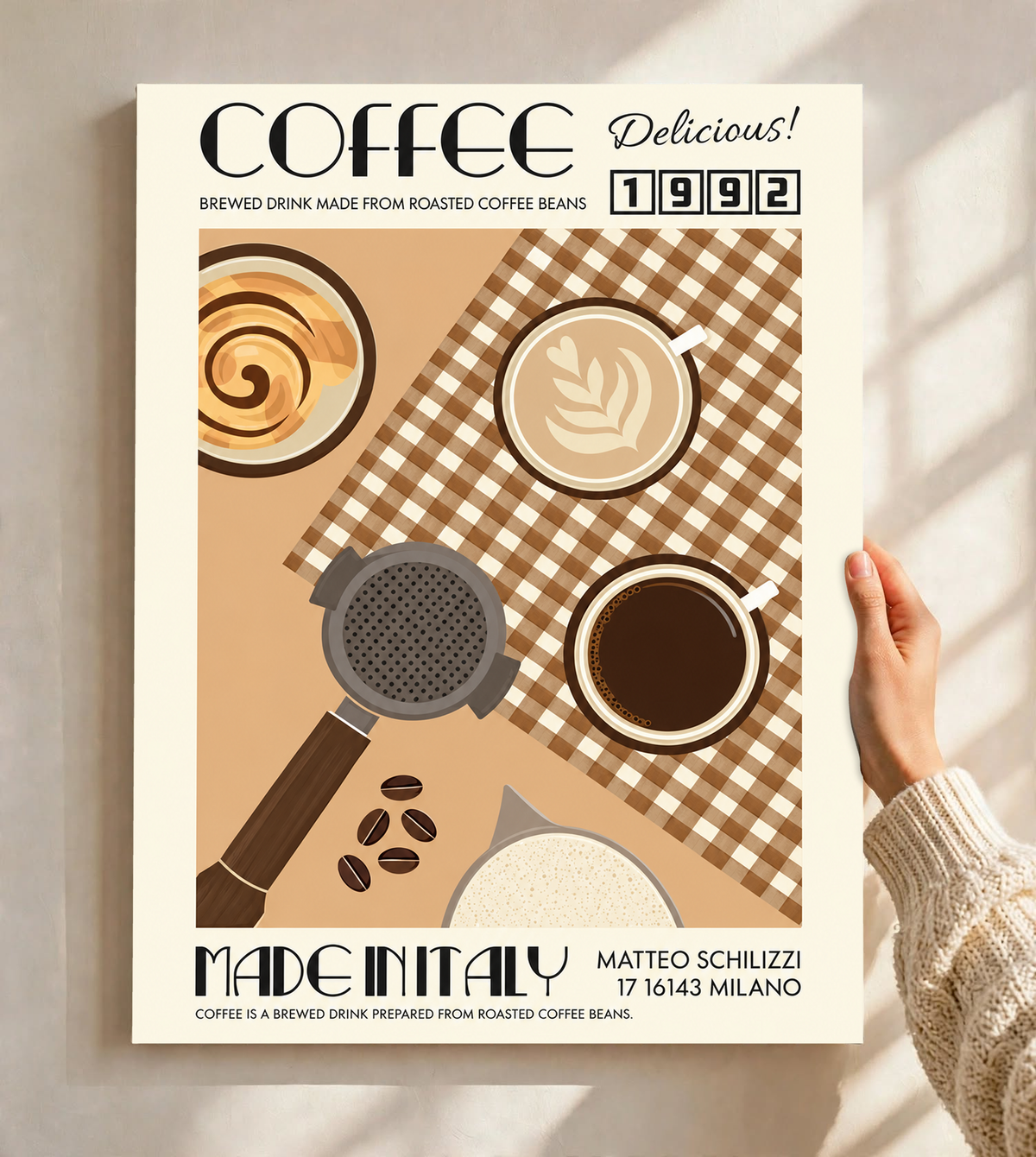 Mockup eines ungerahmten Posters, vor einer hellen Wand im Fensterlicht gehalten: Italienisches Kaffeemotiv mit Tassen von oben, Siebträger, braunem Karo, cremefarbenem Rand sowie COFFEE, 1992 und MADE IN ITALY.