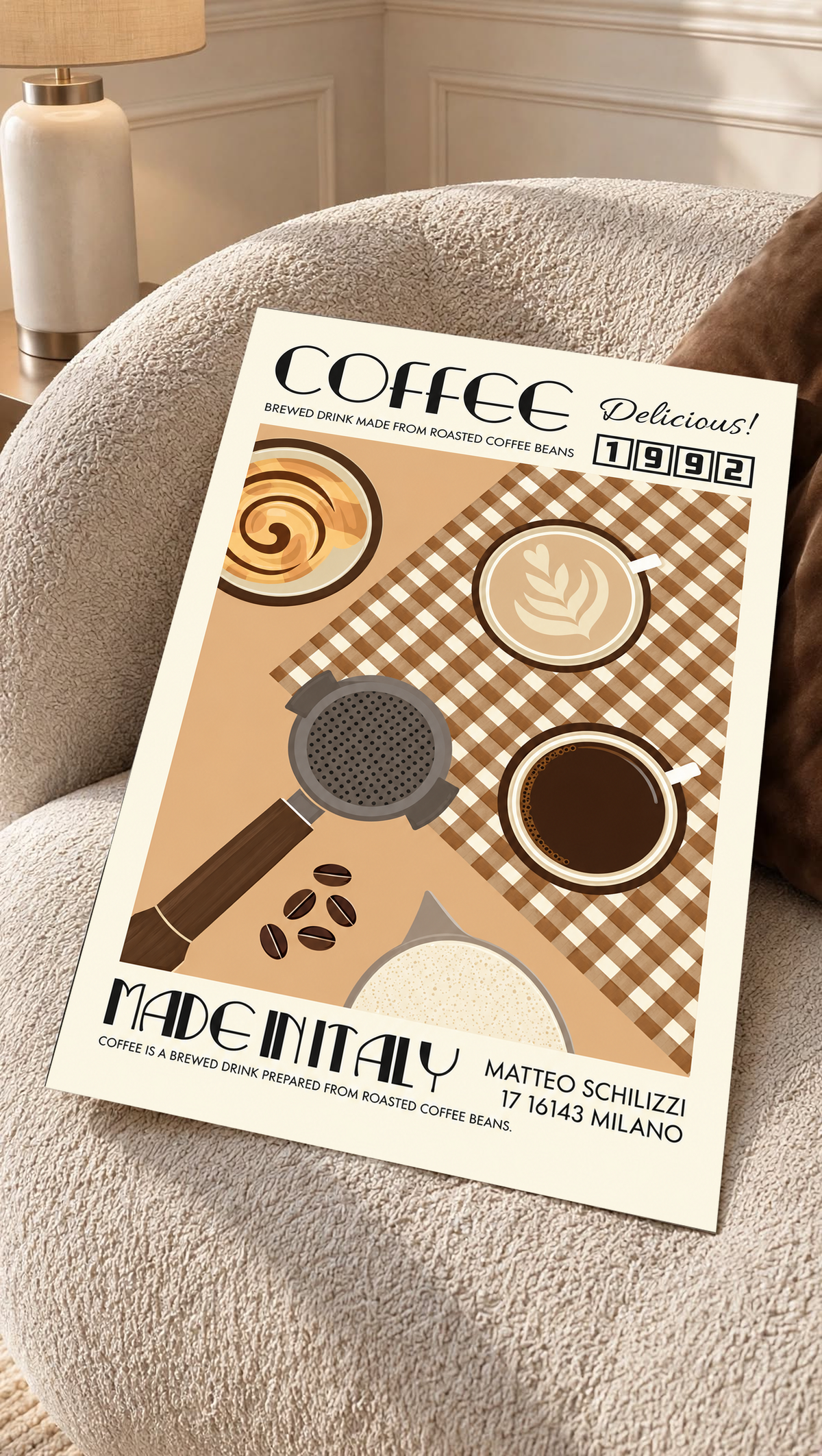 Mockup eines ungerahmten Drucks auf einem cremefarbenen Sessel mit strukturierter Oberfläche: Italienisches Kaffeemotiv mit Tassen von oben, Siebträger, braunem Karo, cremefarbenem Rand sowie COFFEE, 1992 und MADE IN ITALY.