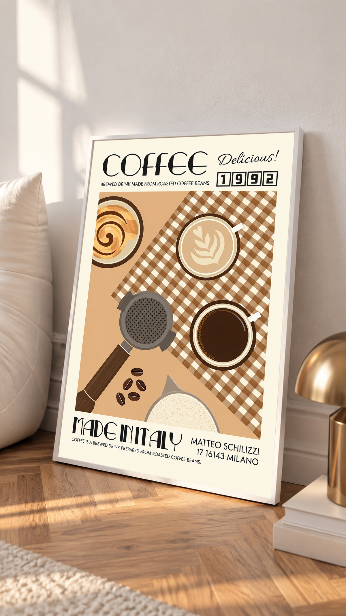 Mockup im weißen Rahmen, neben einem Kissen an eine helle Wand gelehnt: Italienisches Kaffeemotiv mit Tassen von oben, Siebträger, braunem Karo, cremefarbenem Rand sowie COFFEE, 1992 und MADE IN ITALY.