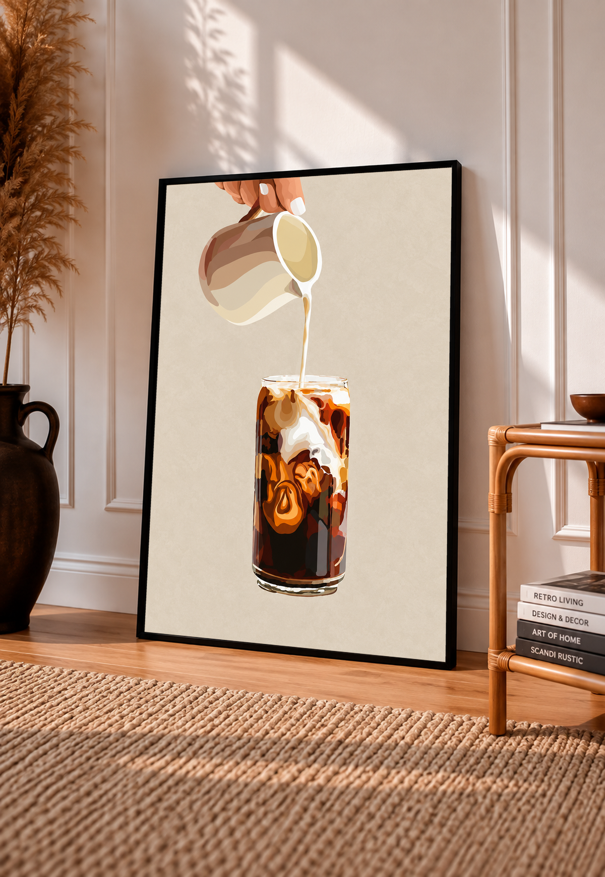 Mockup im schwarzen Rahmen auf einem sonnigen Boden neben einem kleinen Stuhl: Eiskaffeeillustration mit einer Hand, die Milch aus einem gestreiften Kännchen in ein hohes Glas gießt, und cremefarbenen Karamellwirbeln auf Beige.