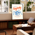 Ambientazione in cornice nera sopra un mobile per dischi sotto un’ampia finestra: Illustrazione della colazione Holybelly con grandi scritte rosse, piatto blu con uova e pane tostato, forchetta, coltello e testi da caffetteria su crema.