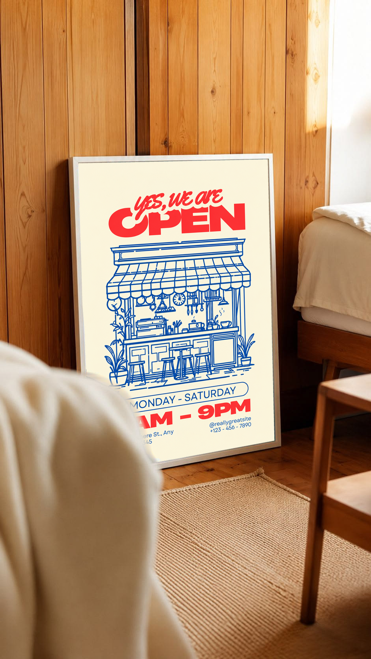Ambientazione in cornice bianca contro una parete in legno accanto a un letto: Yes, we are OPEN in rosso sopra un bar disegnato in blu con tenda, bancone, sgabelli, piante, orari e contatti di esempio su fondo crema.