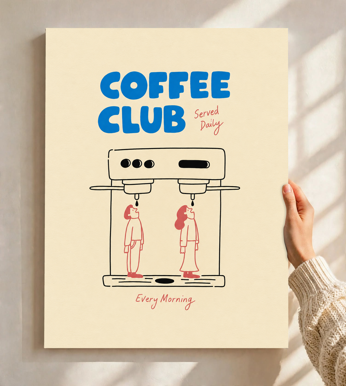 Blaues Coffee Club-Motiv mit schwarz gezeichneter Espressomaschine, zwei korallroten Figuren, roter Schrift und cremefarbenem Hintergrund. Ungerahmtes Poster, vor einer hellen Wand mit Fensterschatten gehalten.