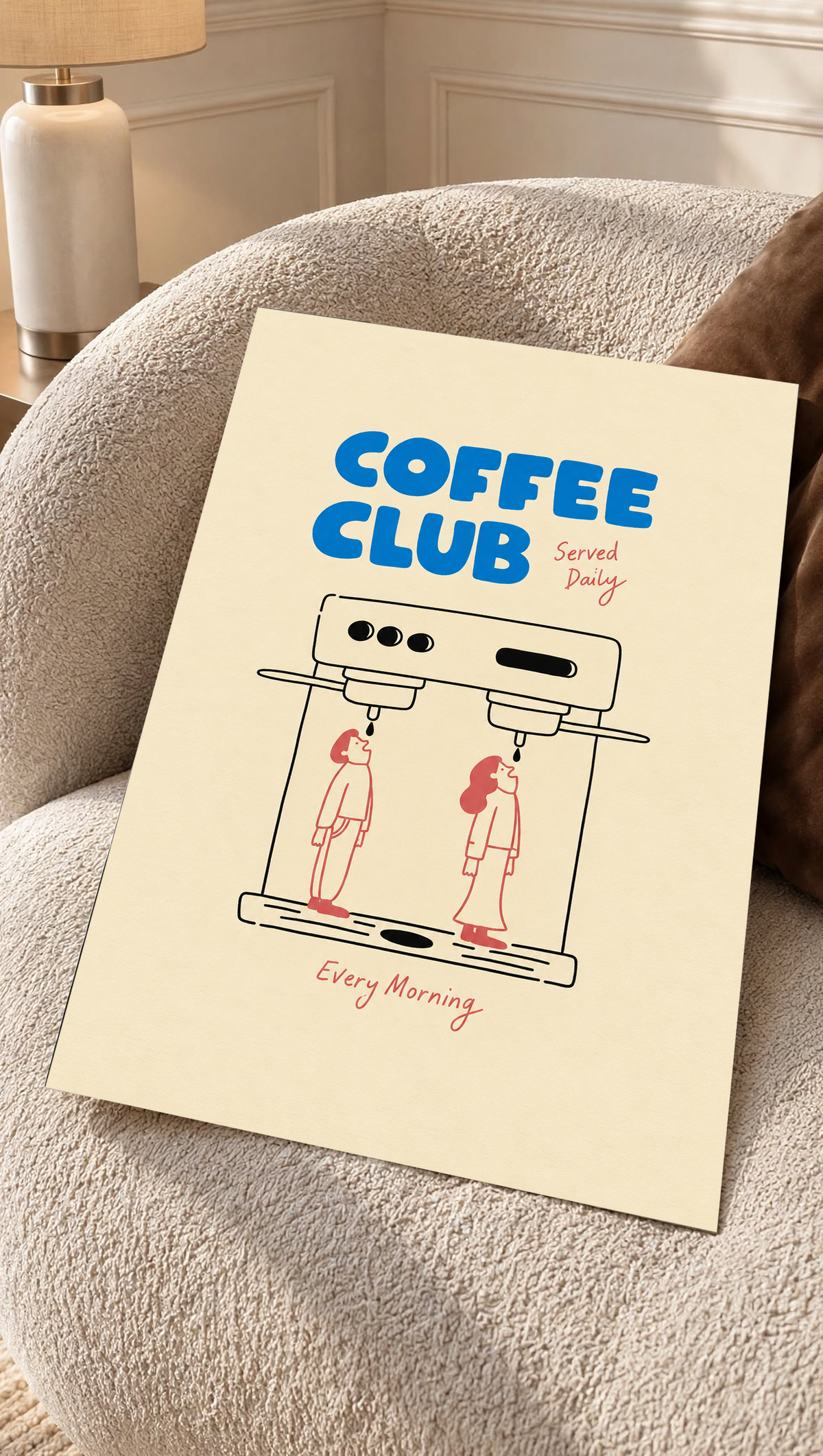 Blaues Coffee Club-Motiv mit schwarz gezeichneter Espressomaschine, zwei korallroten Figuren, roter Schrift und cremefarbenem Hintergrund. Ungerahmtes Poster auf einem strukturierten cremefarbenen Sessel.