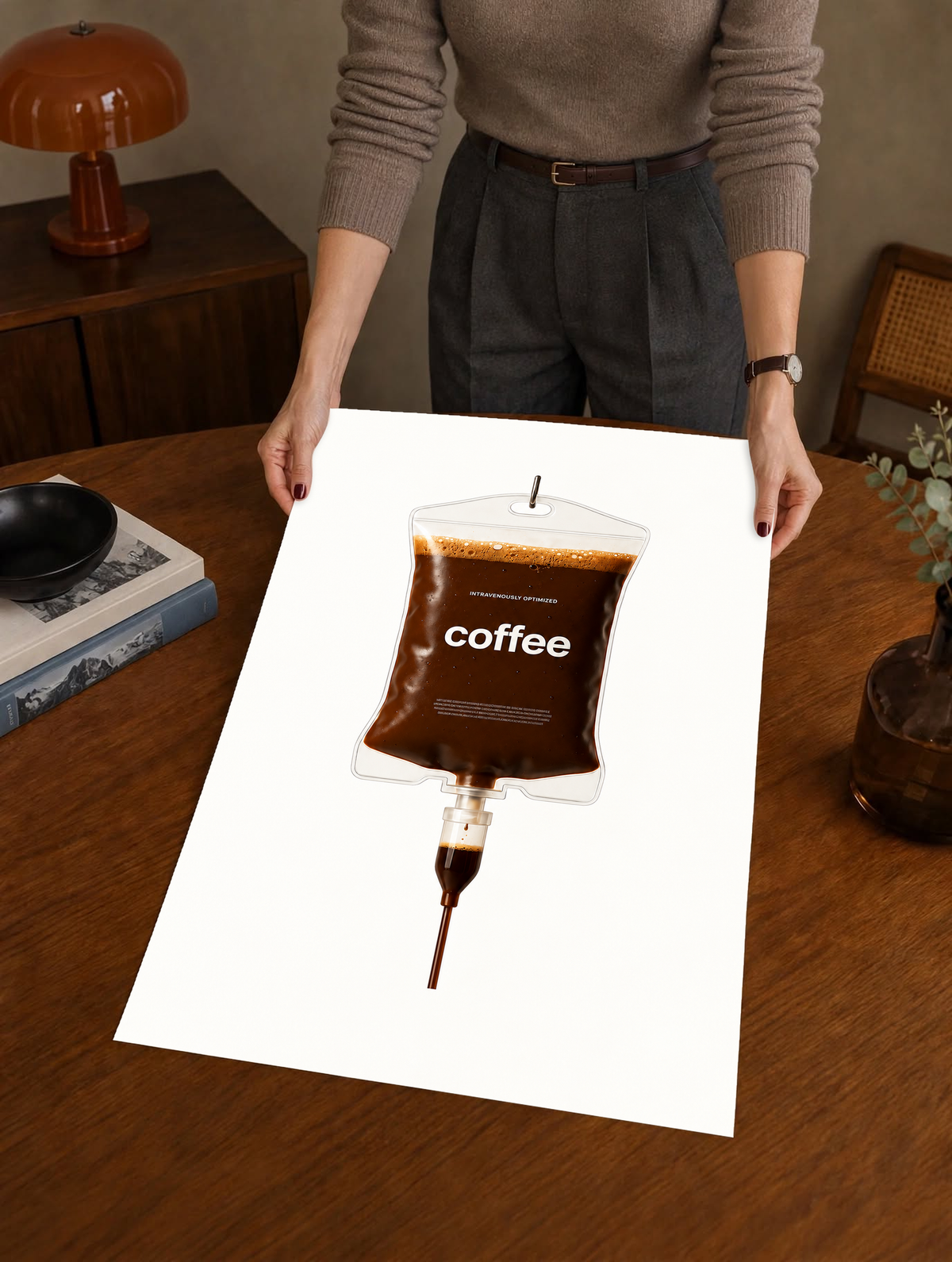 Ilustración surrealista Coffee IV con café marrón oscuro, burbujas de espuma dorada, bordes transparentes y etiqueta coffee sobre blanco. Póster sin marco sostenido sobre una mesa de madera junto a un tocadiscos.