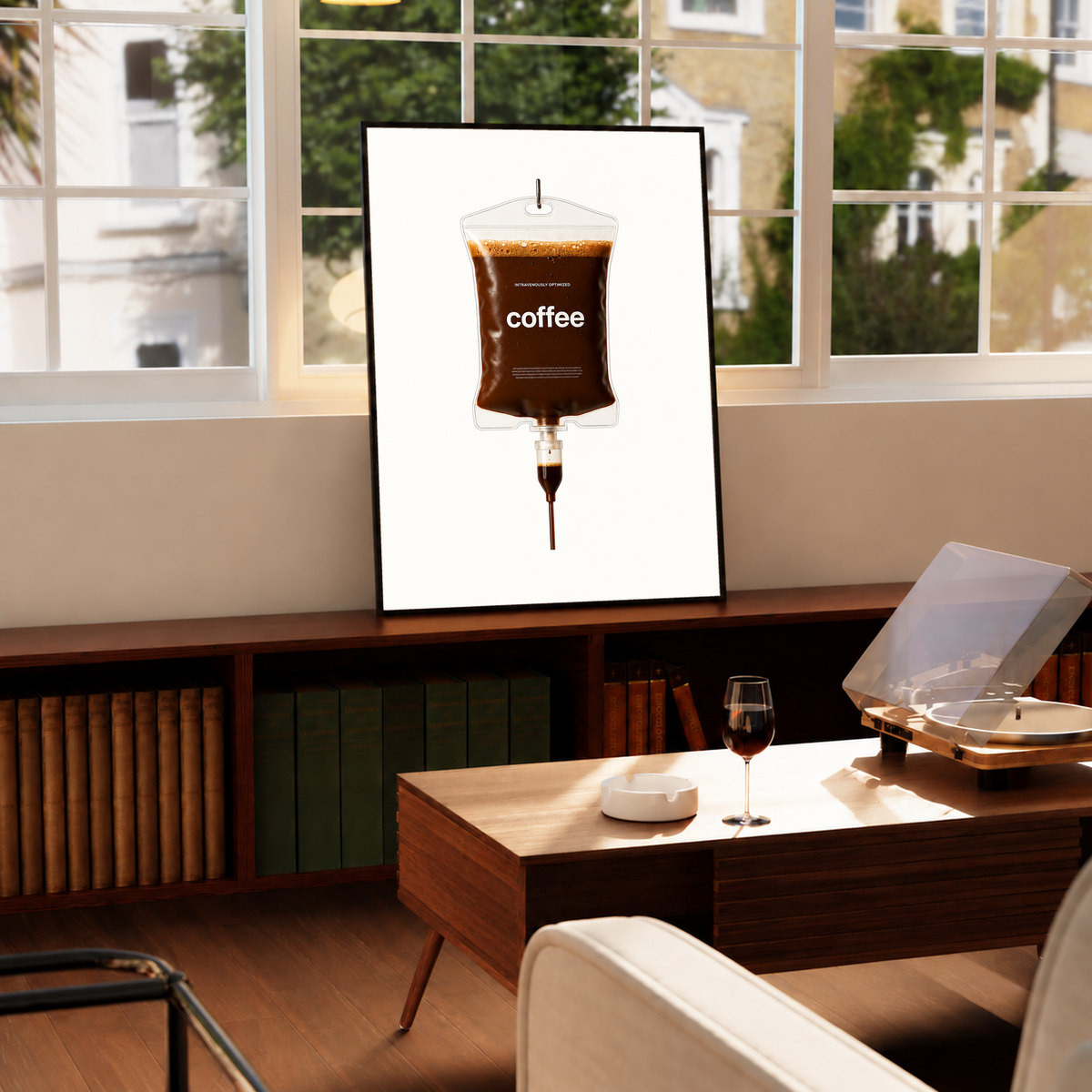 Ilustración surrealista Coffee IV con café marrón oscuro, burbujas de espuma dorada, bordes transparentes y etiqueta coffee sobre blanco. Con marco negro en un mueble bajo una ventana, cerca de un tocadiscos y una mesa de centro.