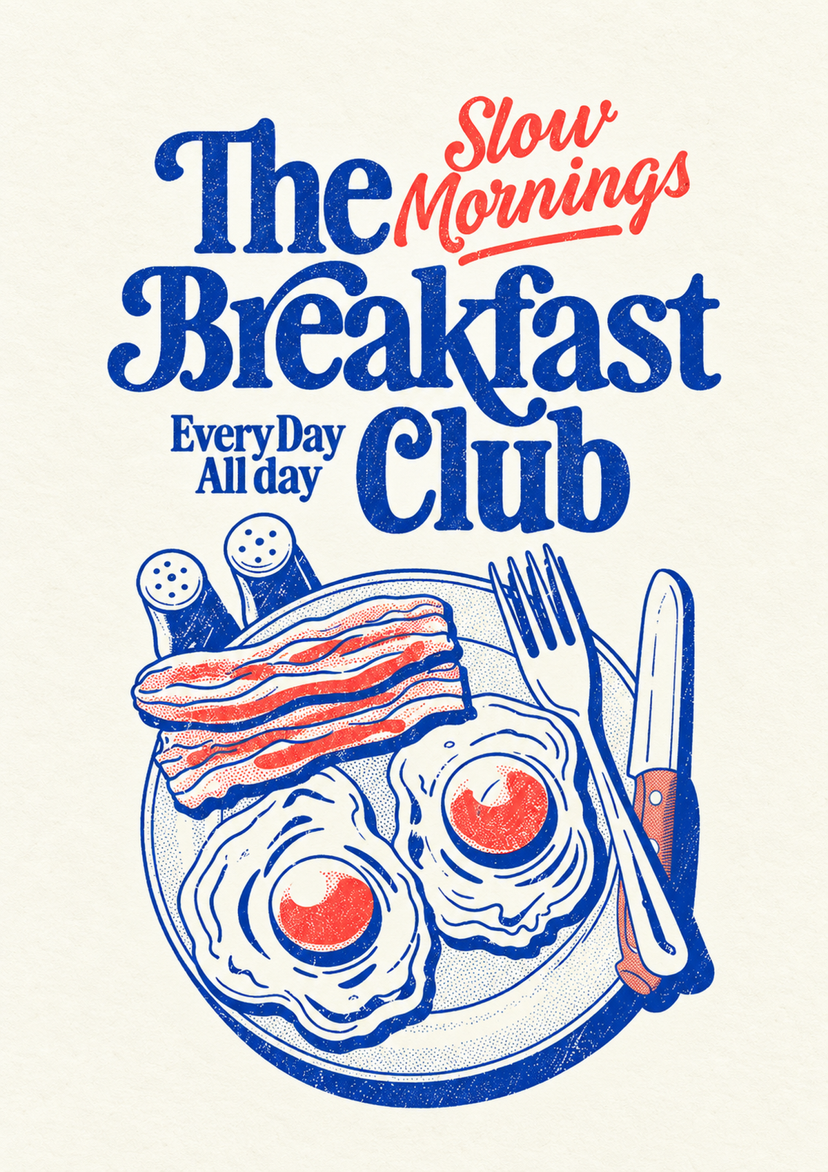 Slow Mornings Breakfast Club-Motiv mit blauer Schrift, roter Schreibschrift, zwei Spiegeleiern, Speck, Besteck und Streuern auf Creme. Unverdeckte Motivvorschau mit der vollständigen Komposition.