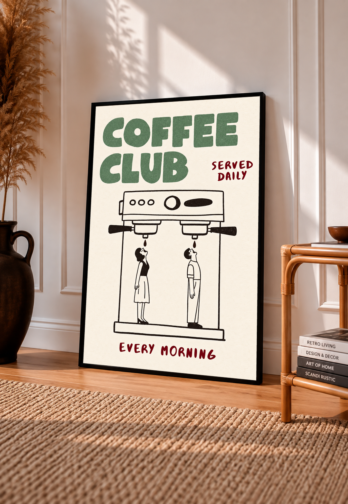 Ilustración Coffee Club verde con cafetera espresso doble negra, dos pequeñas figuras negras, palabras burdeos y fondo crema cálido. Con marco negro apoyado en una pared soleada, junto a una silla de madera y una alfombra tejida.