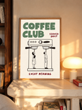 Ilustración Coffee Club verde con cafetera espresso doble negra, dos pequeñas figuras negras, palabras burdeos y fondo crema cálido. Con marco de roble sobre un escritorio, junto a una lámpara de seta encendida.