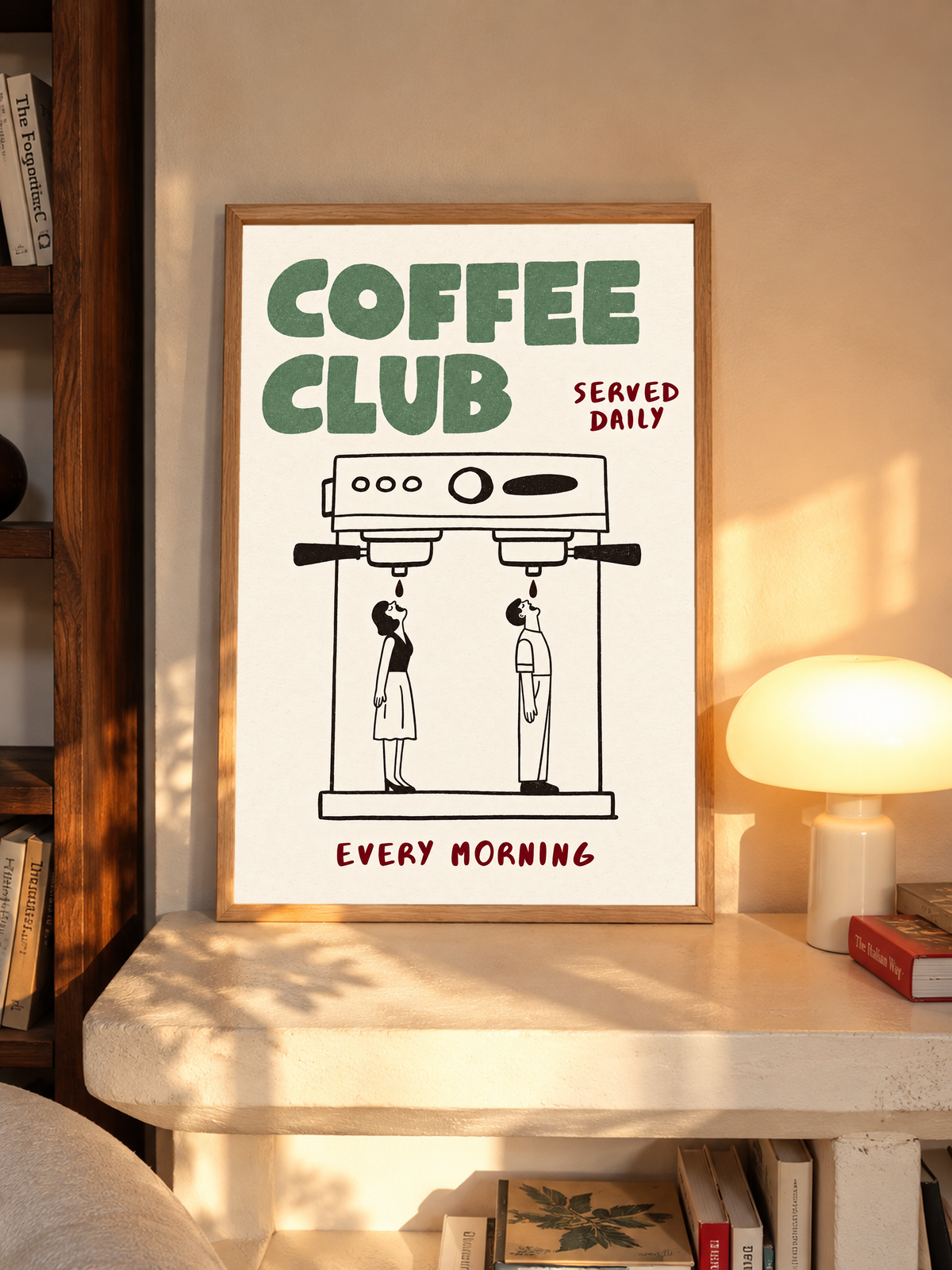 Ilustración Coffee Club verde con cafetera espresso doble negra, dos pequeñas figuras negras, palabras burdeos y fondo crema cálido. Con marco de roble sobre un escritorio, junto a una lámpara de seta encendida.