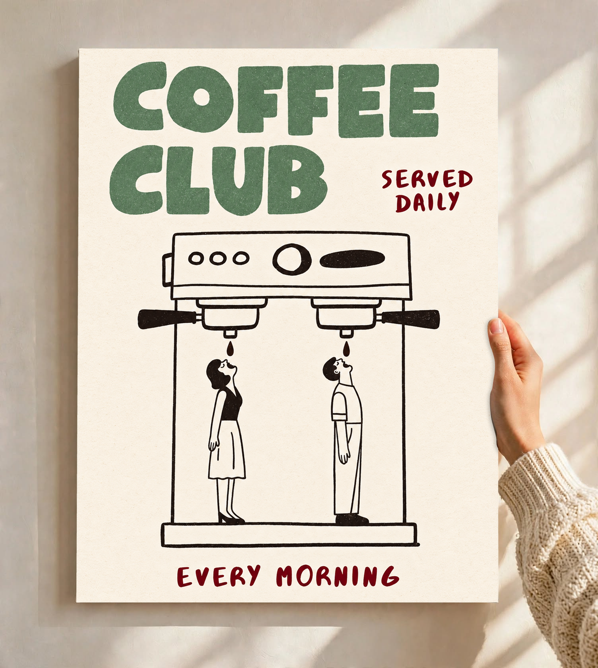 Ilustración Coffee Club verde con cafetera espresso doble negra, dos pequeñas figuras negras, palabras burdeos y fondo crema cálido. Póster sin marco sostenido ante una pared clara con sombras de ventana.