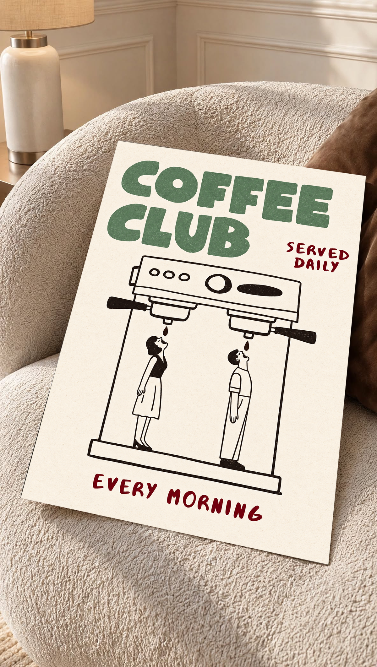 Ilustración Coffee Club verde con cafetera espresso doble negra, dos pequeñas figuras negras, palabras burdeos y fondo crema cálido. Póster sin marco sobre un sillón de textura color crema.