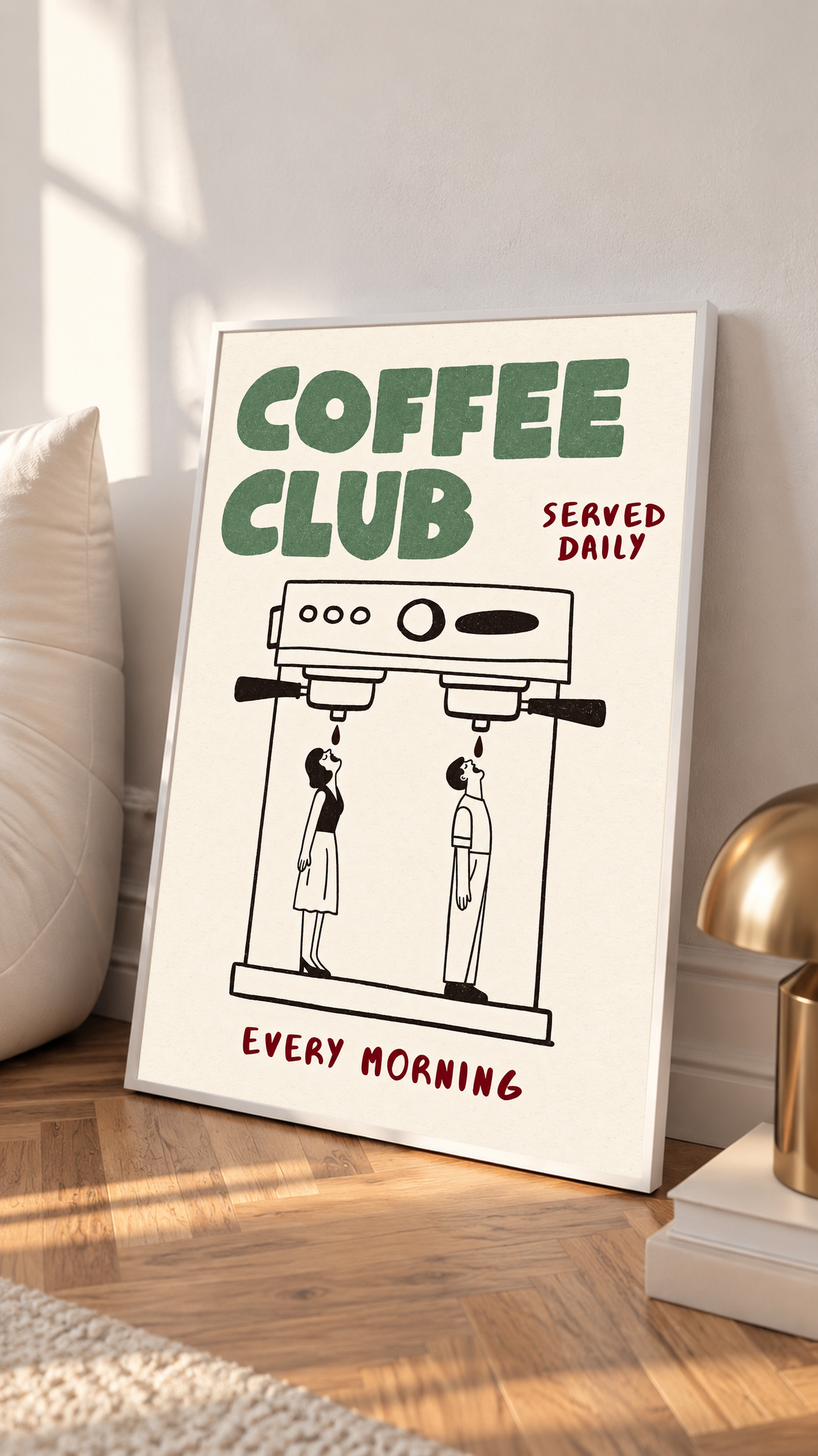 Ilustración Coffee Club verde con cafetera espresso doble negra, dos pequeñas figuras negras, palabras burdeos y fondo crema cálido. Con marco blanco apoyado en un suelo de madera junto a cojines y una lámpara pequeña.