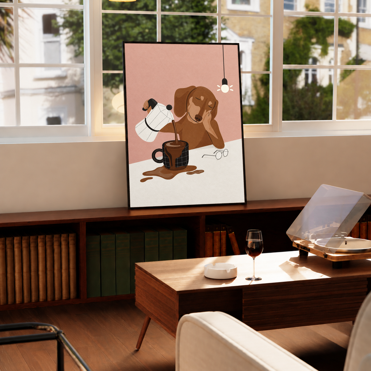 Schläfriger brauner Hund gießt Kaffee aus einer weißen Kanne in eine überlaufende schwarze karierte Tasse, mit Brille und hängender Glühbirne vor Rosa, in einem schwarzen Rahmen unter einem großen Fenster, nahe einem niedrigen Holztisch mit geöffnetem Plattenspieler.