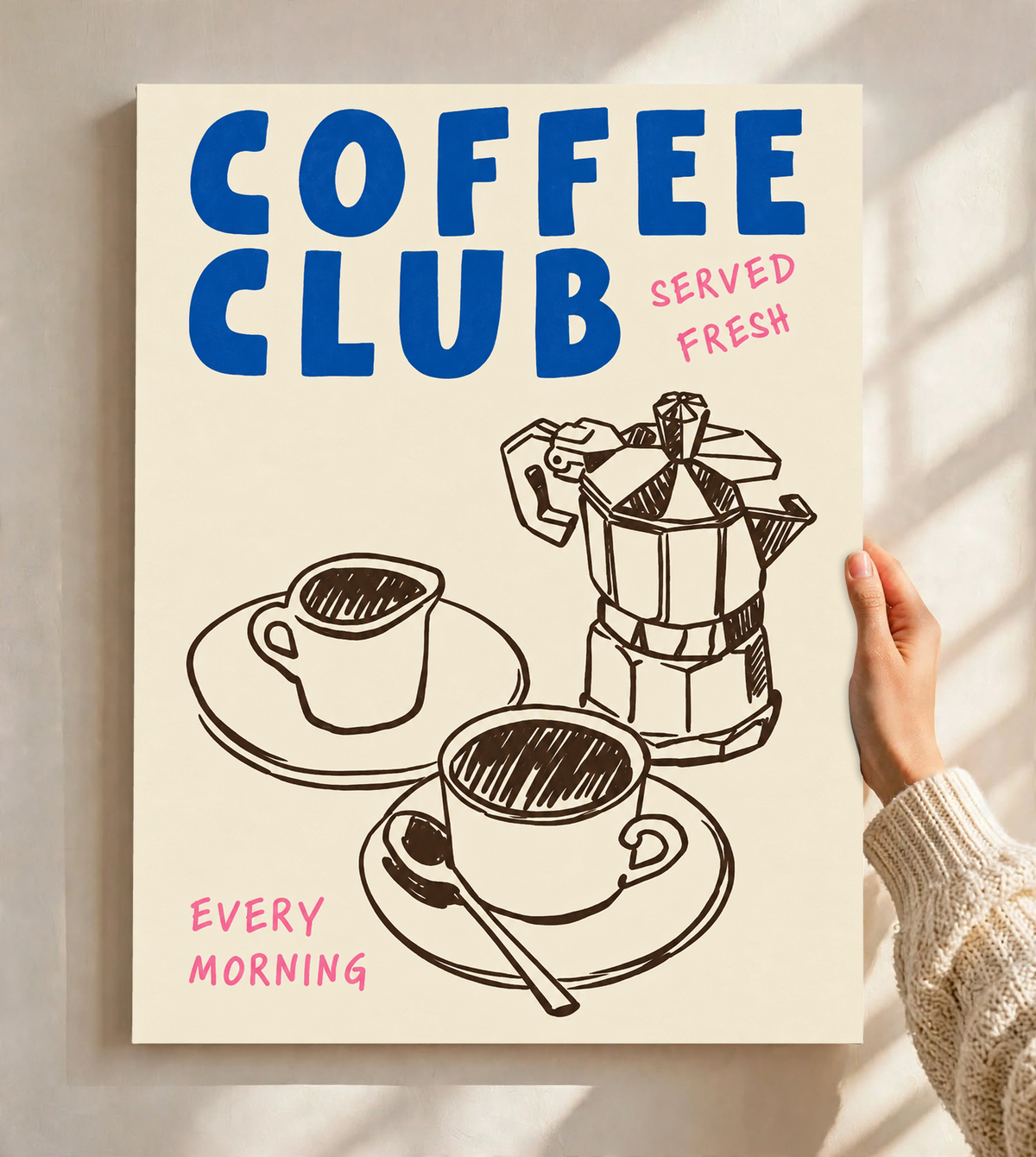 Blauer Schriftzug „Coffee Club“ mit rosa „Served Fresh“ und „Every Morning“ über einer braunen Mokkakanne und zwei Tassen auf Creme, als ungerahmtes Poster vor einer hellen Wand mit weichen Fensterschatten gehalten.