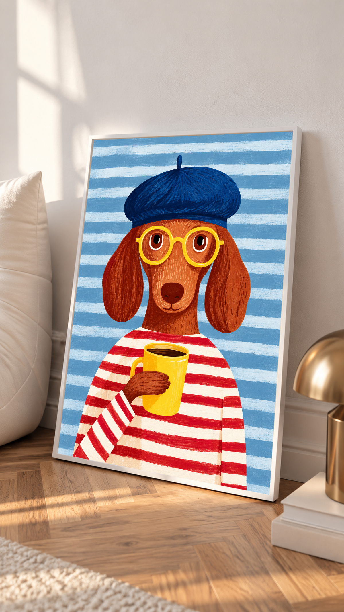 Marco blanco apoyado junto a un cojín claro en una habitación luminosa: Un perro marrón de orejas largas, boina azul, gafas amarillas y camiseta de rayas rojas y crema sostiene una taza amarilla ante un fondo de rayas azules.