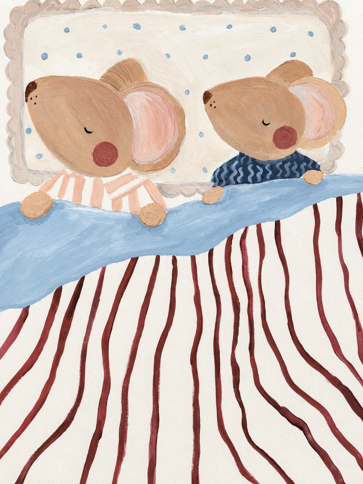 Dos ratones marrones dormidos y de mejillas rosadas, en pijamas de rayas melocotón y ondas azul marino, con ropa de cama azul, rayas burdeos y almohada punteada. Vista plana de la ilustración, sin marco físico ni escena de interior.