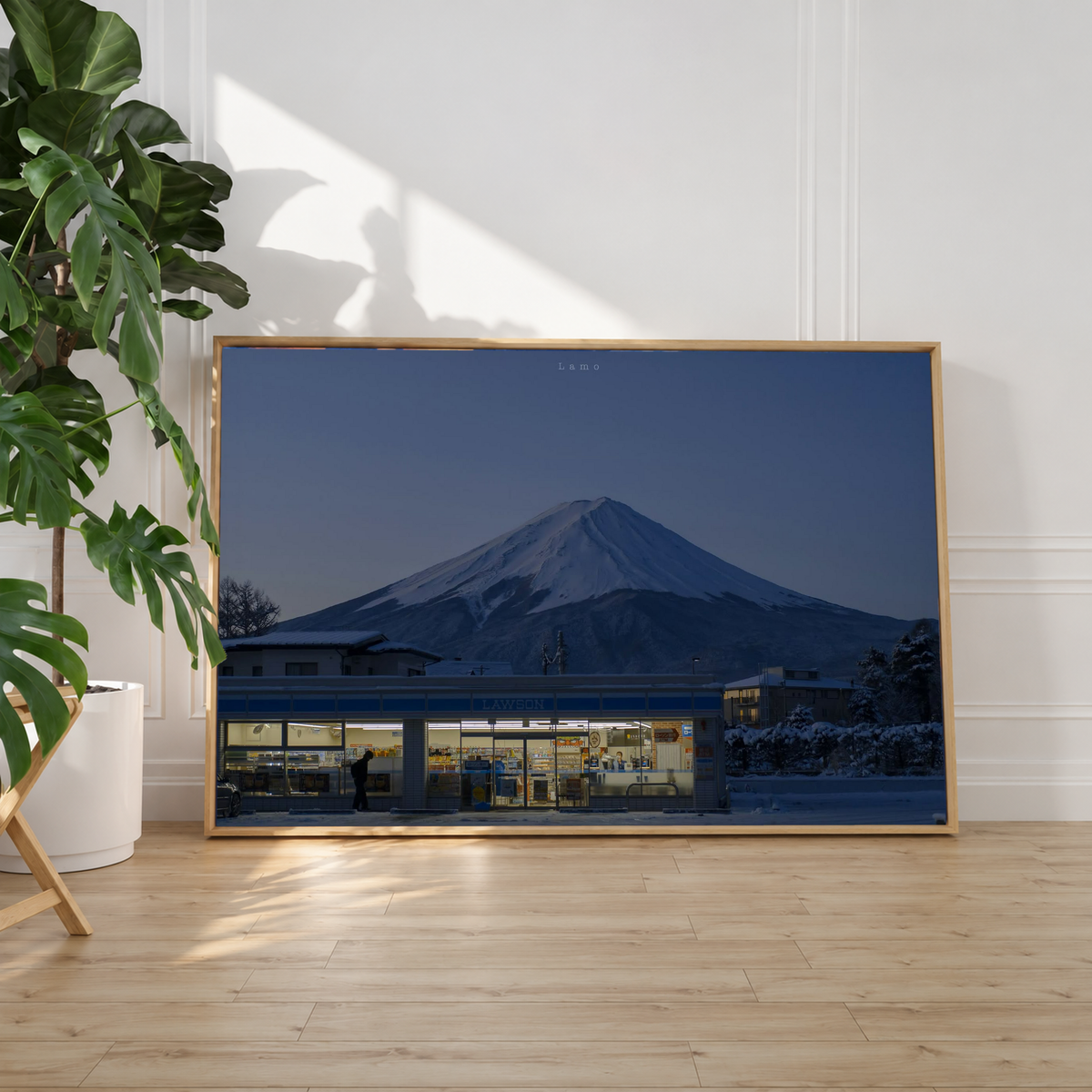 Warm beleuchteter Laden mit blauer Fassade unter einem verschneiten Berg im Abendblau, mit Person, Auto und Schnee. Heller Schattenfugenrahmen an einer weißen Wand neben einer Zimmerpflanze; Sonnenlicht auf dem Holzboden.