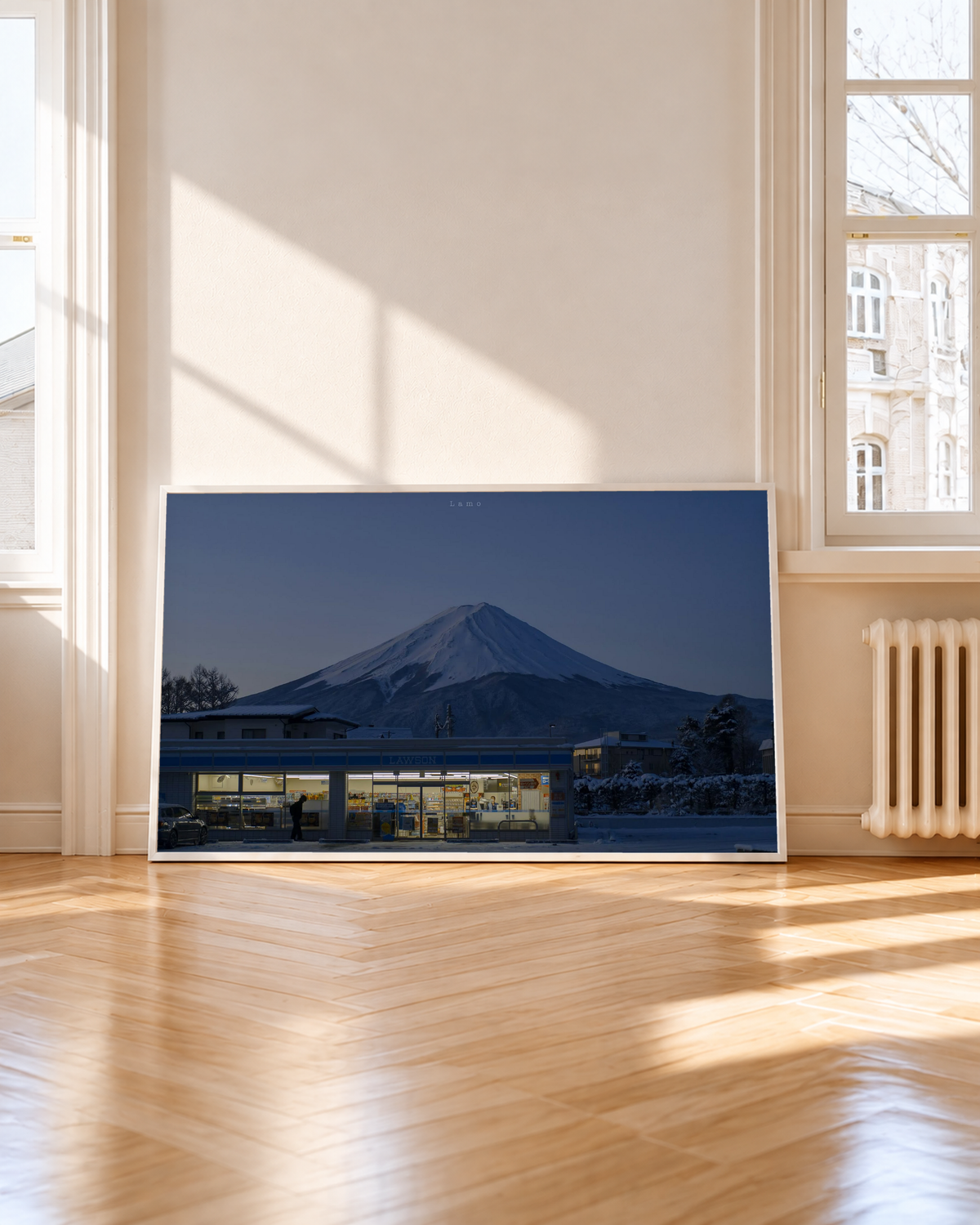 Warm beleuchteter Laden mit blauer Fassade unter einem verschneiten Berg im Abendblau, mit Person, Auto und Schnee. Weißer Rahmen neben einem hohen Fenster mit Sonnenlicht und Schatten auf dem Holzboden.