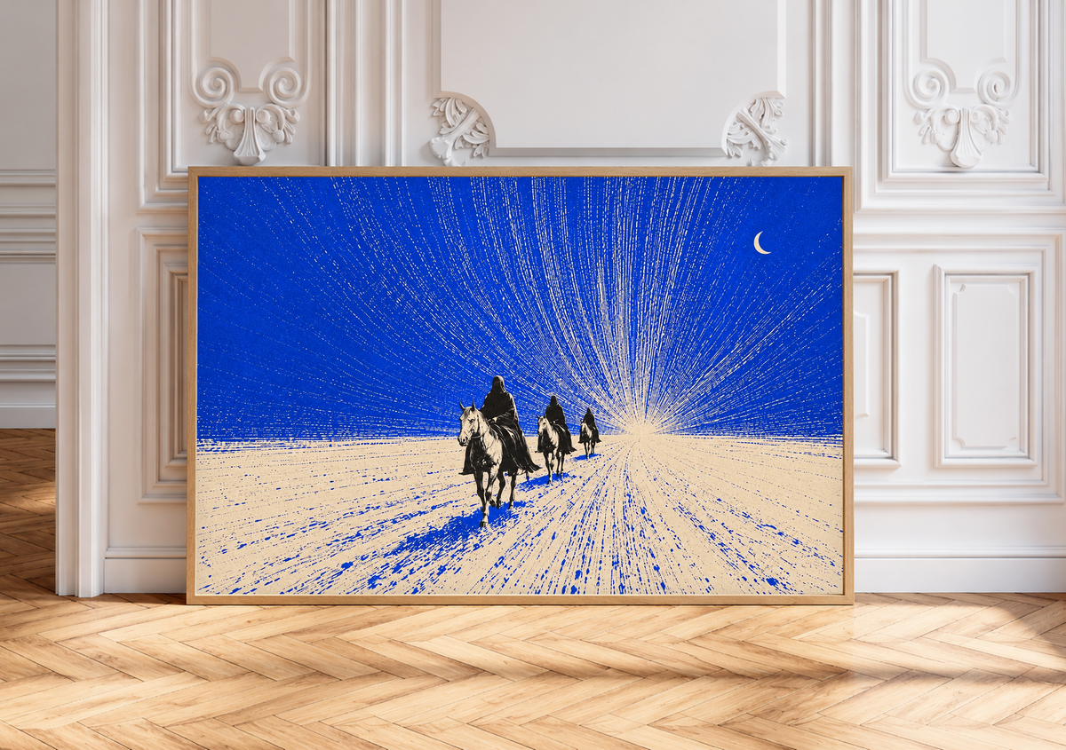 Tres jinetes oscuros se acercan sobre terreno crema bajo un cielo cobalto, una luna creciente y trazos finos radiantes. Marco de aspecto roble apoyado en una pared blanca con molduras y suelo en espiga.
