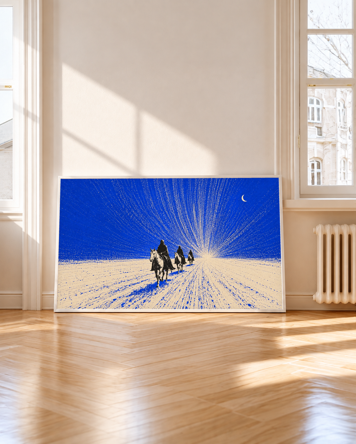 Tres jinetes oscuros se acercan sobre terreno crema bajo un cielo cobalto, una luna creciente y trazos finos radiantes. Marco blanco junto a una ventana alta, con sol y sombras sobre el suelo de madera.
