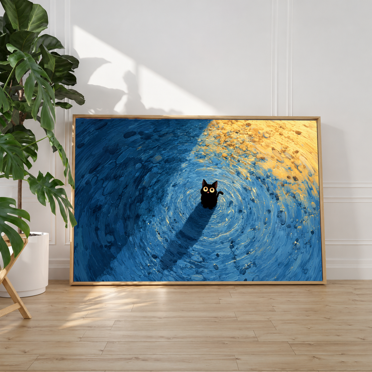 Pequeño gato negro de ojos dorados redondos y nariz rosa entre marcas azules en espiral, con luz dorada cálida arriba a la derecha. Marco flotante claro apoyado en una pared blanca junto a una planta de interior, con sol sobre el suelo de madera.