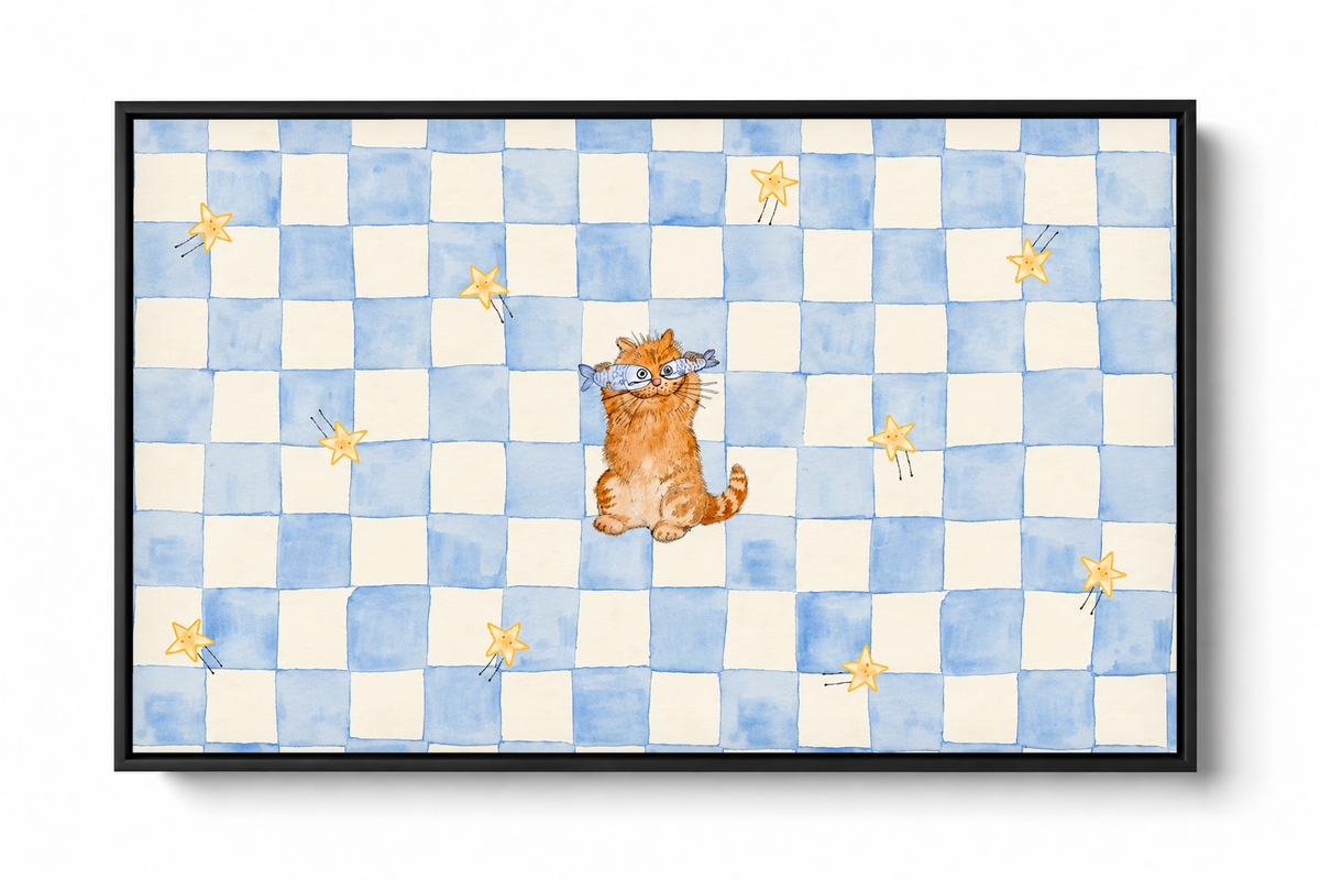 Un pequeño gato naranja con antifaz azul claro se sienta entre estrellas doradas sobre un tablero azul y crema. Marco flotante oscuro sobre un fondo blanco liso con una sombra suave.
