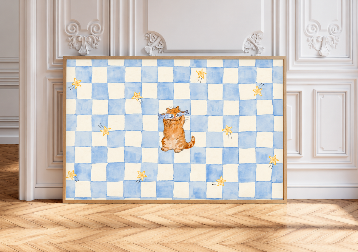 Un pequeño gato naranja con antifaz azul claro se sienta entre estrellas doradas sobre un tablero azul y crema. Marco de aspecto roble apoyado en una pared blanca con molduras y suelo en espiga.
