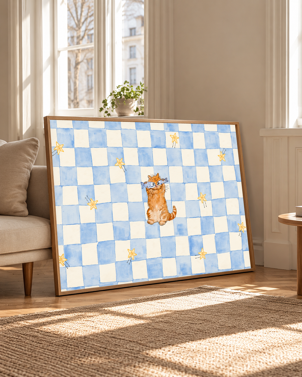 Un pequeño gato naranja con antifaz azul claro se sienta entre estrellas doradas sobre un tablero azul y crema. Marco de aspecto roble junto a una butaca clara y ventanas altas con luz natural cálida.