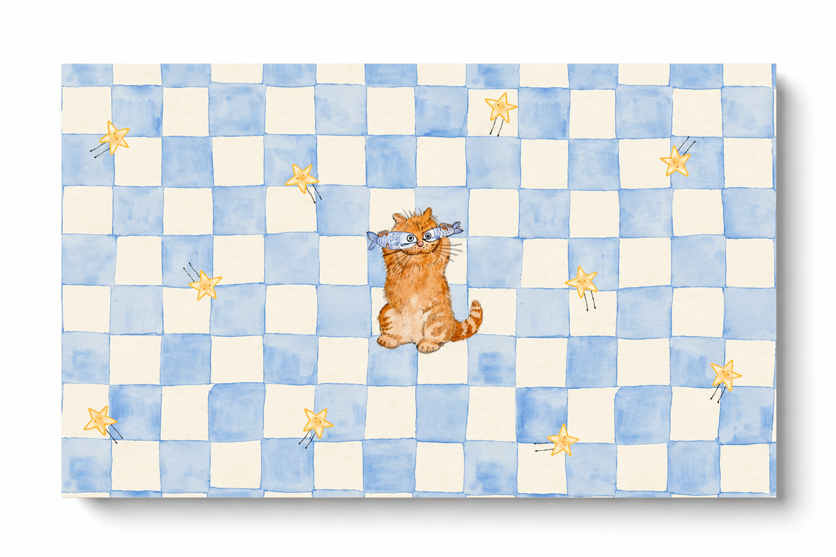 Un pequeño gato naranja con antifaz azul claro se sienta entre estrellas doradas sobre un tablero azul y crema. Póster horizontal sin marco sobre fondo blanco que proyecta una sombra suave.
