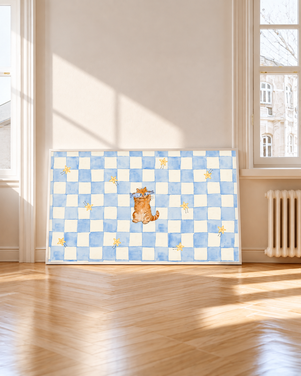 Un pequeño gato naranja con antifaz azul claro se sienta entre estrellas doradas sobre un tablero azul y crema. Marco blanco junto a una ventana alta, con sol y sombras sobre el suelo de madera.