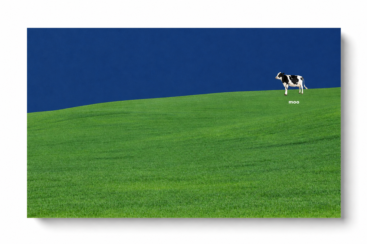 Una pequeña vaca blanca y negra se sitúa en una amplia colina verde bajo un cielo azul marino, con la palabra blanca moo debajo. Póster horizontal sin marco sobre fondo blanco que proyecta una sombra suave.