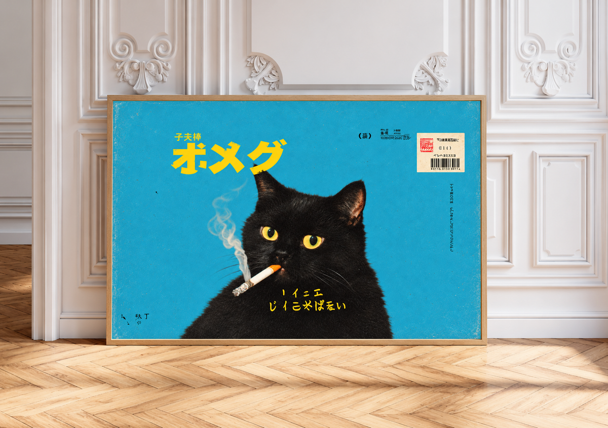 Eine schwarze Katze mit gelbgrünen Augen und Zigarette vor abgenutztem tealblauem Hintergrund mit gelber grafischer Schrift. Eichenfarbener Rahmen an einer weißen Wand mit Zierleisten über einem Fischgrätboden.