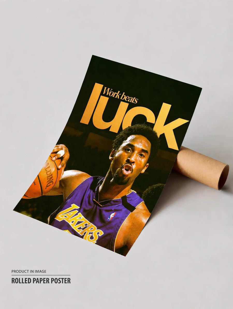 alt
Póster enrollado de Kobe Bryant jugando al baloncesto con camiseta morada de los Lakers y el titular 'El trabajo vence a la suerte'
