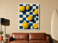 Impresión artística de pared con cuadrícula de cítricos y limones enmarcada, con patrón de cuadros azules y borde blanco