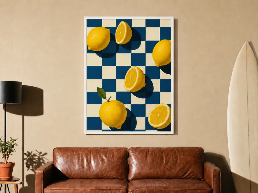Impresión artística de pared con cuadrícula de cítricos y limones enmarcada, con patrón de cuadros azules y borde blanco