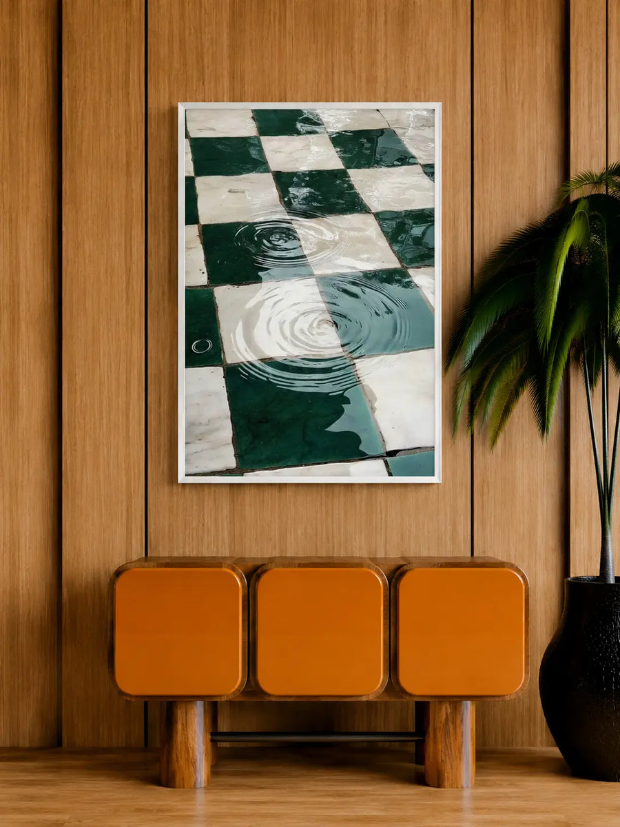 Lámina decorativa enmarcada en blanco con diseño de cuadros verde y blanco y círculos de ondas azules