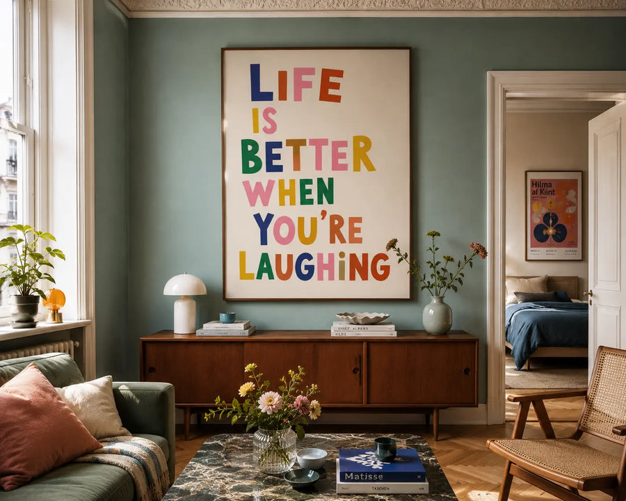 Gerahmtes typografisches Wandposter mit dem Schriftzug „LIFE IS BETTER WHEN YOU'RE LAUGHING“