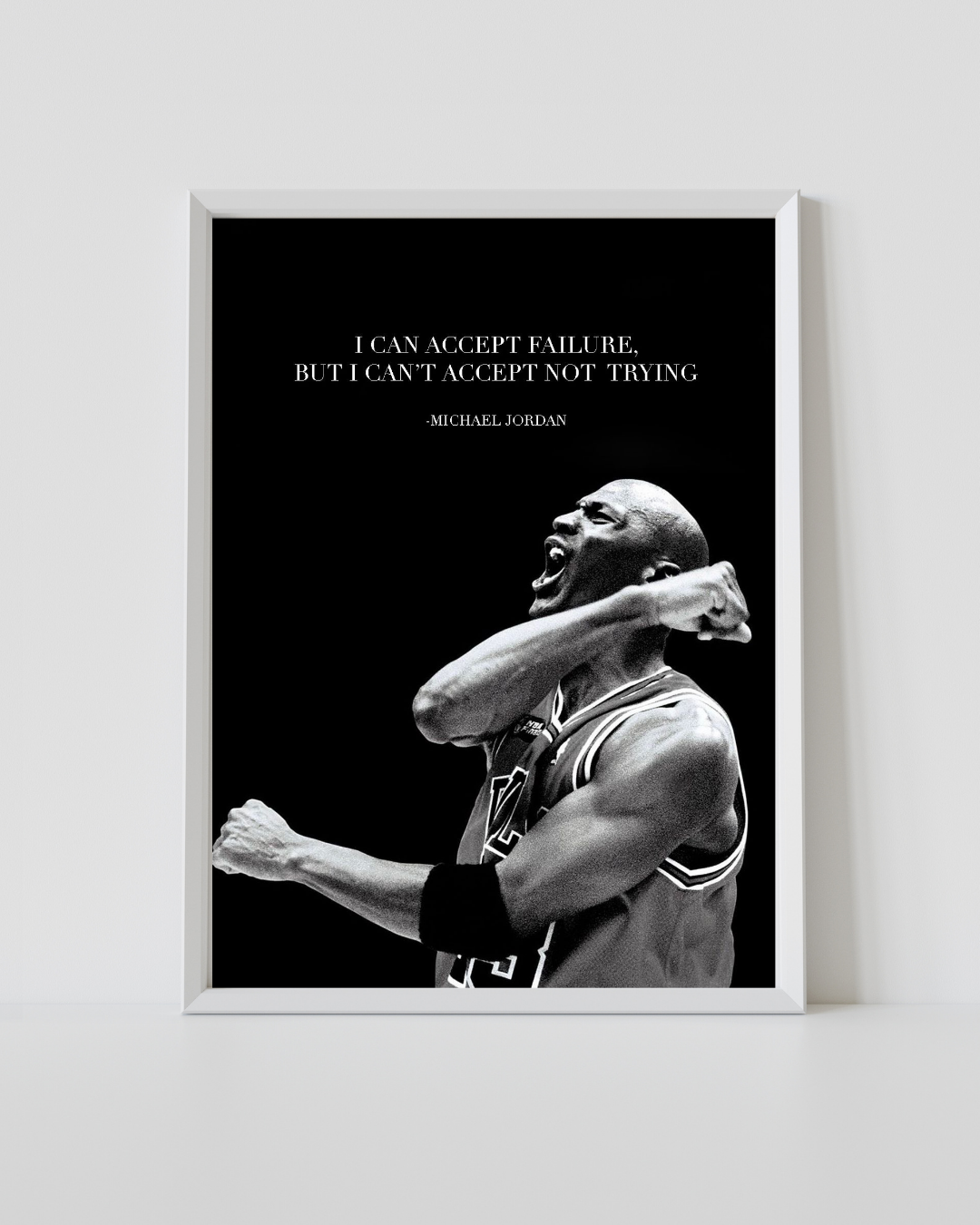 Motivationsposter mit Zitat von Michael Jordan in Schwarz-Weiß mit dem Text „I Can Accept Failure“ in einem weißen Rahmen