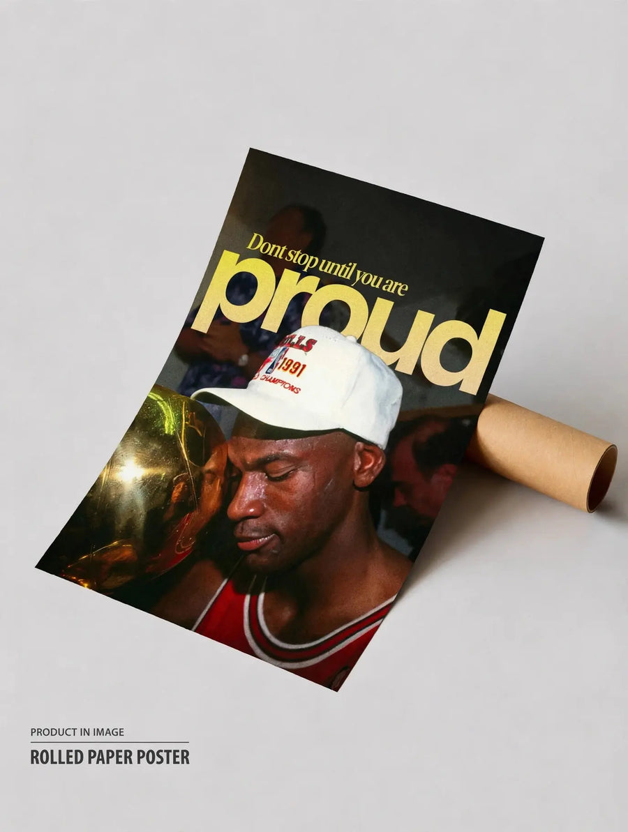 Póster enrollado de baloncesto con atleta con gorra, texto “orgulloso” en dorado y blanco sobre fondo oscuro