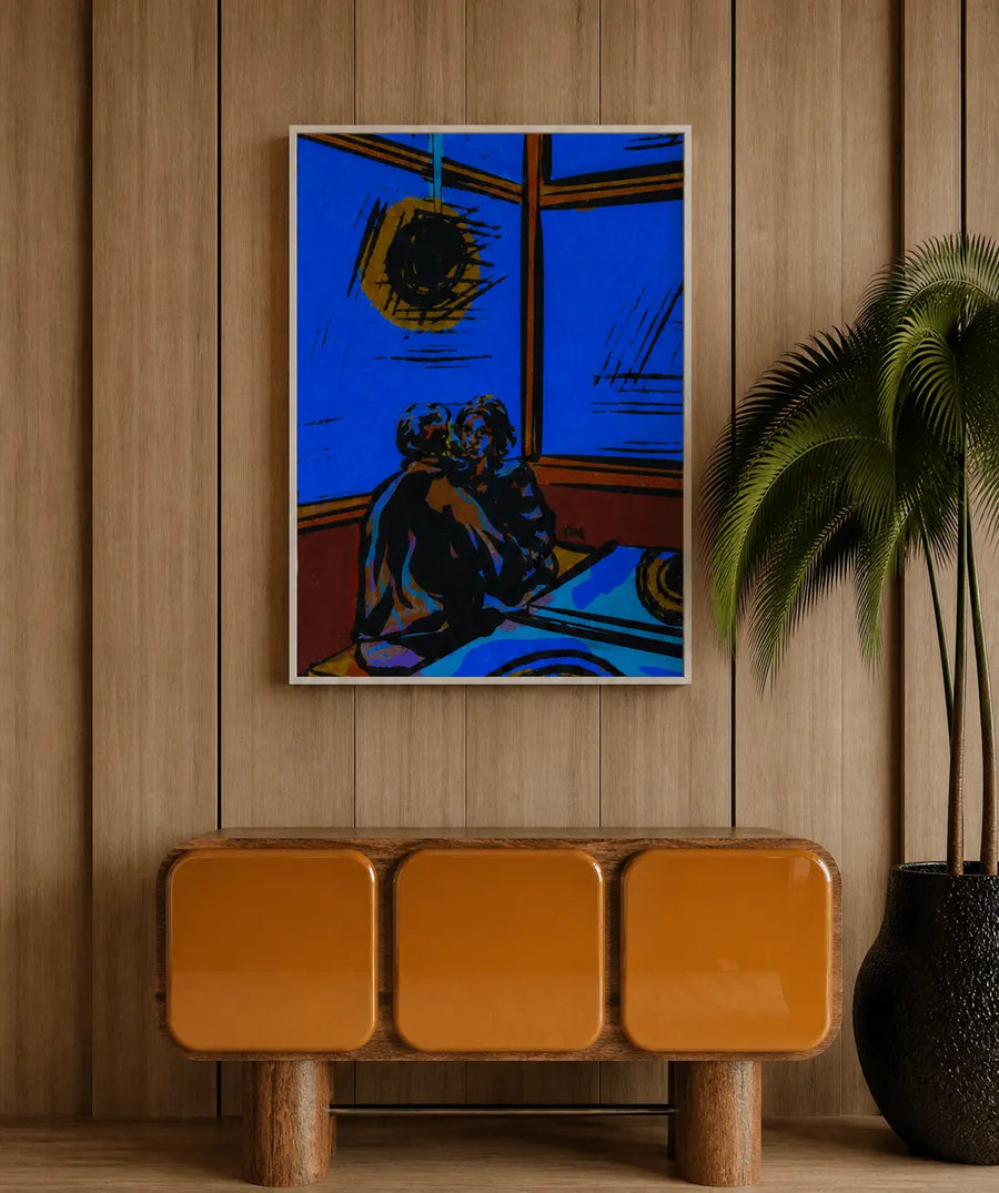 Impresión enmarcada de arte mural para restaurante con interior azul y figura sentada, marco de madera
