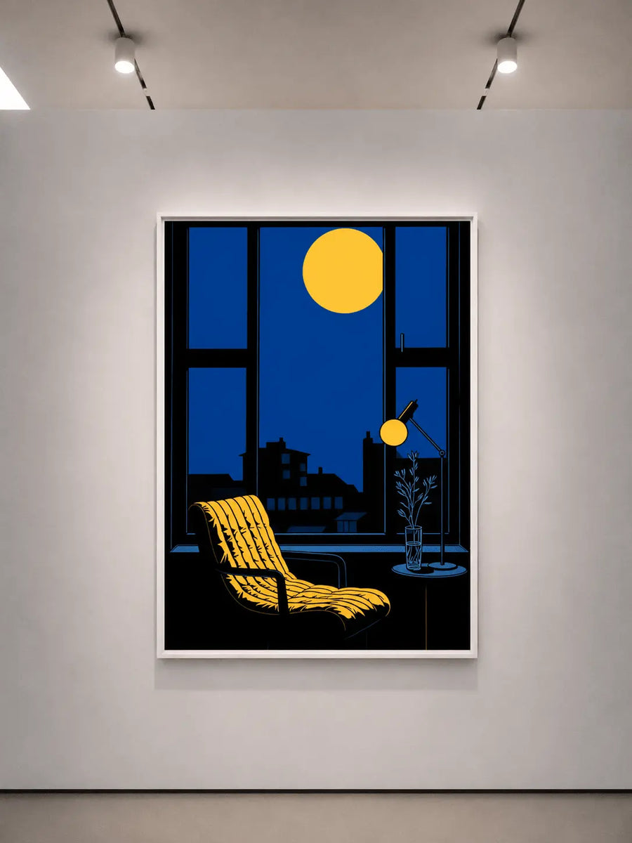 alt
Arte mural enmarcado en blanco de un portal azul con luna amarilla, silla y jarrón de vidrio