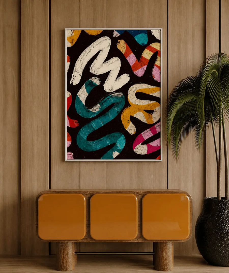 Impresión de arte abstracto enmarcada con texto en blanco sobre trazos verde azulado, rosa y naranja
