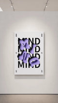 Lámina sin marco: texto MIND negro y formas moradas brillantes sobre fondo blanco