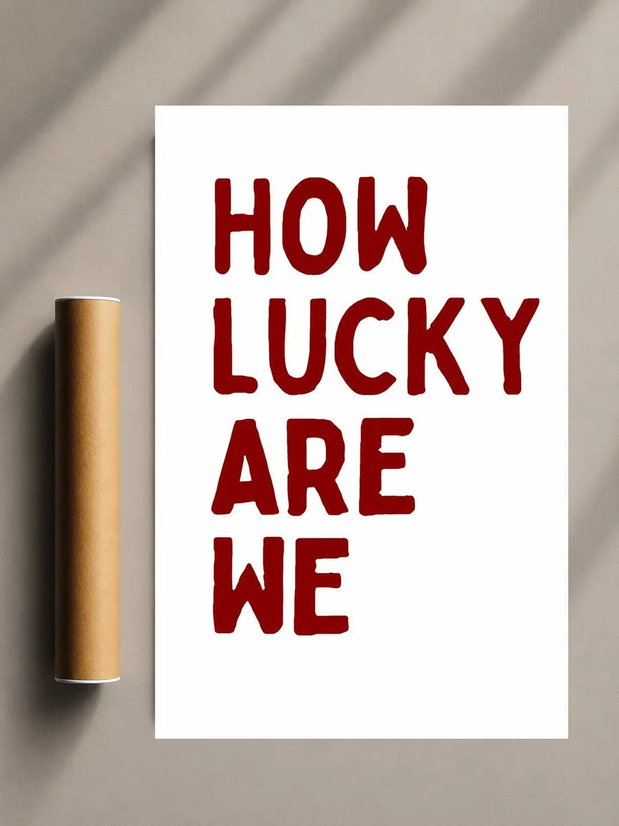Romantischer Zitatprint mit rotem Schriftzug „HOW LUCKY ARE WE“ auf weißem Poster