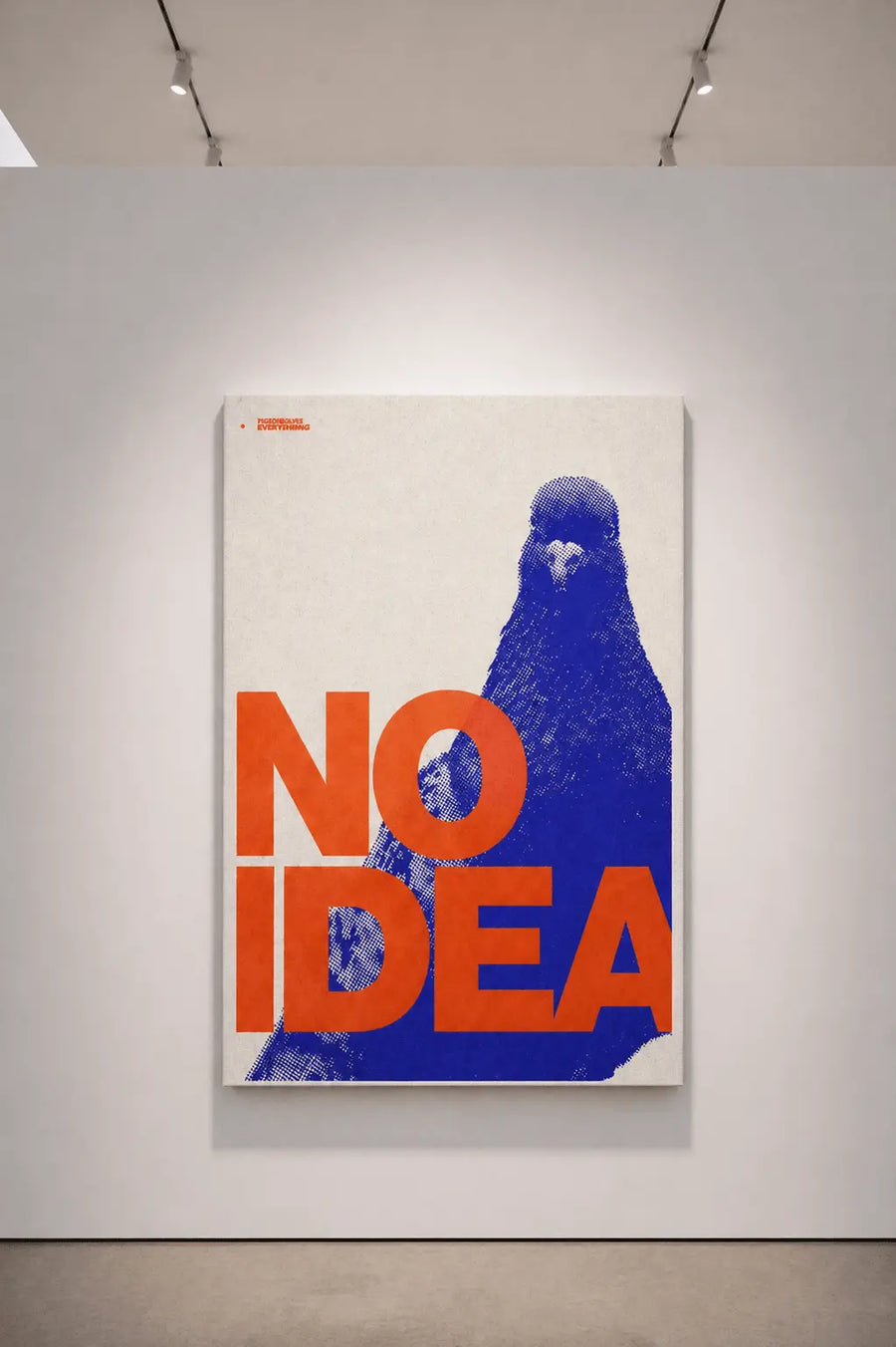 Póster enmarcado en blanco con una figura de paloma azul y diseño tipográfico naranja “NO IDEA”